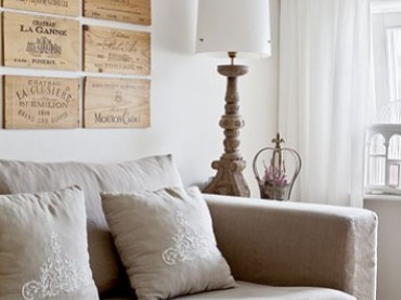 małe mieszkanie na poddaszu jest przykładem idealnego połączenia światła, bieli, beżu i naturalnego drewna. drewniane...