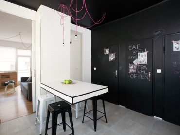 bardzo ciekawe mieszkanie do wynajęcia w Pradze - inspirujące pomysły na użycie czarnego koloru na ścianach i...