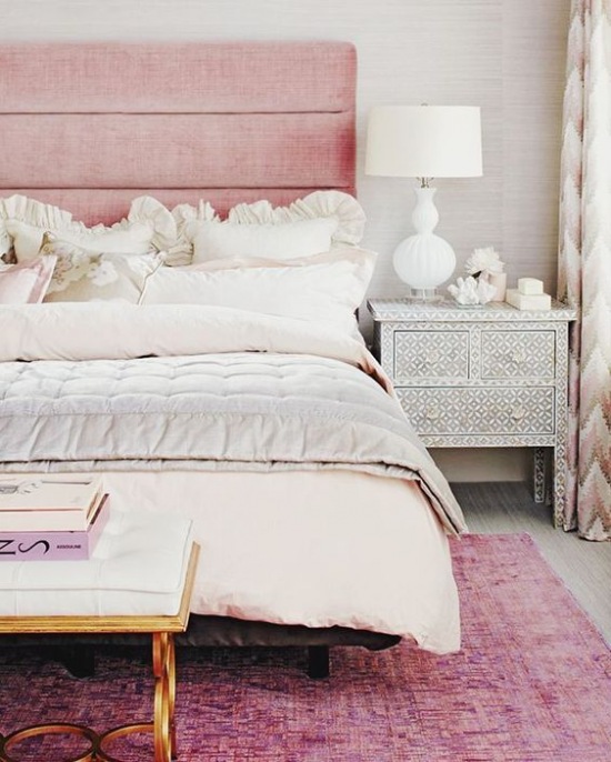 Różowa sypialnia z romantycznymi dodatkami
