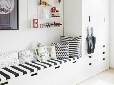 Białe meble z IKEA i biało-czarne poduszki i siedziska w pokoju dla dziecka (26766)