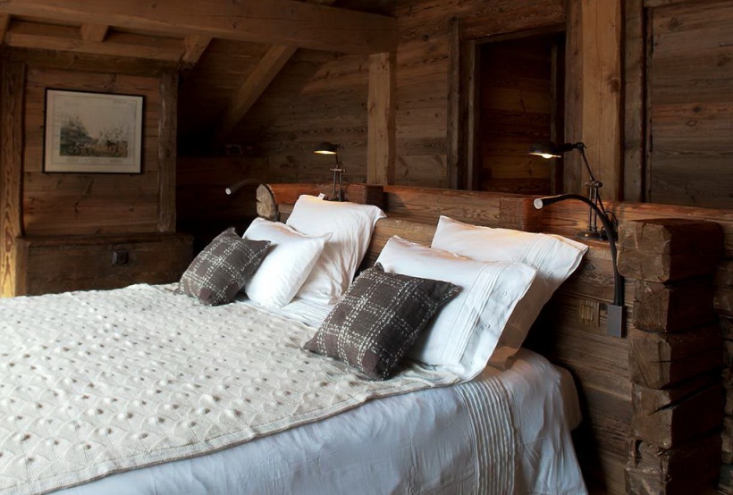 Biała aranżacja  sypialni w alpejskiej   rezydencji