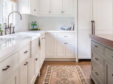 Biała kuchnia z wysokimi szafkami i dekoracją ze wzorzystego dywanu (55262)