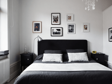 Czarna dekoracja łóżka w białej sypialni (21085)