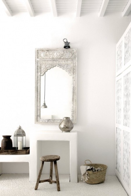 Marokańskie ozdobne lustro na ścianę,srebrne amforki,latarenki i lampiony i białe ażurowe parawany z orientalnymi wzorami