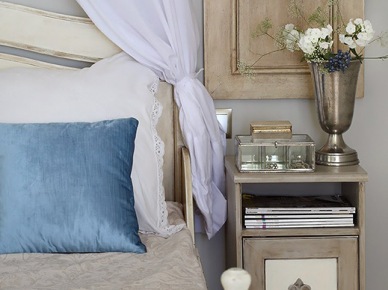 Białe łóżko prowansalskie,przecierane bielone meble,stolik nocny prowansalski,niebieska poduszka (24141)