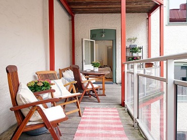 skandynawskie mieszkanie, które połączyło historię, stylowe meble z nowoczesnymi formami i białymi ścianami. umiejętność łączenia starego z nowym ma już swoje długie tradycje w aranżacji wnętrz. Dzięki takim zabiegom powstają oryginalne wnętrza z charakterem i ciepłym wyrazie. Tutaj mamy skandynawskie mieszkanie ujmujące prostota, ale pięknie wyróżnione stylowymi, pojedynczymi meblami. Swoją barwą i formą nadają wnętrzu ciepła i wytworności....