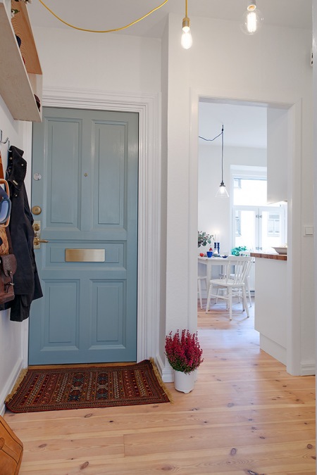 Niebieskie drzwi wejściowe do mieszkania