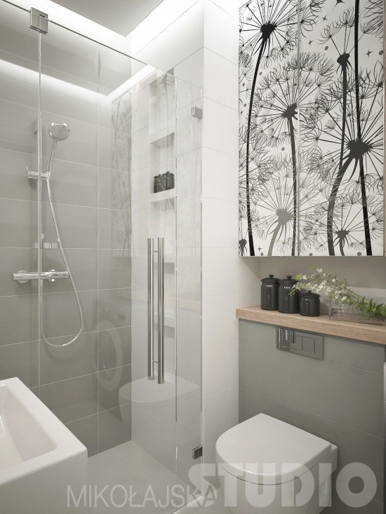 Biało-szara łazienka łazienka z motywem kwiatowym, z detalami z drewna i fototapetą na drzwiach szafek łazienkowych