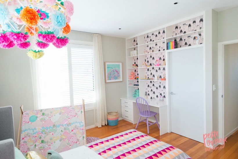 Pastelowa sypialnia dla dziewczynki z czarno – białą tapetą na ścianie
