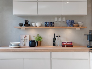 Pomysł jak prosto urządzić skandynawską białą kuchnię z drewnianym blatem i półkami (21126)