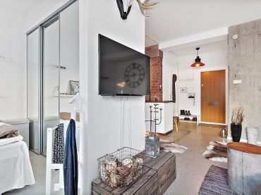 Otwarta przestrzeń urządzona w stylu eklektycznym łączy wszystkie funkcje mieszkalne na niewielkim metrażu - salon,...