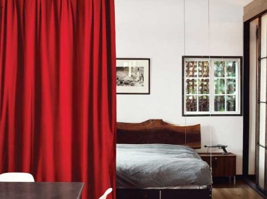 Ruchome łóżko odzielone zasłoną od otwartej przestrzeni salonu (19867)