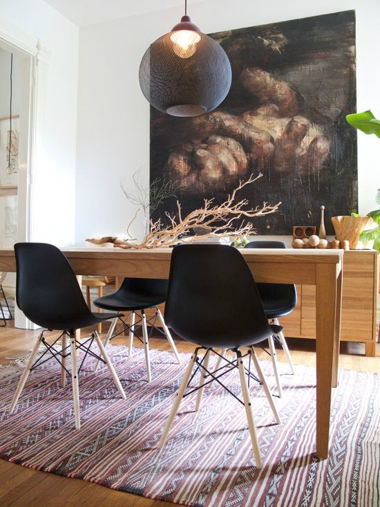 Prostokątny stół  w okleinie z drewna z czarnymi krzeslami w nowoczesnym stylu