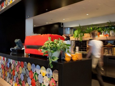 oryginalny, nowoczesny hotel w Australii, który zadziwia wibracja kolorów i form.