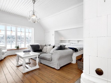 Drewniany biały stolik kawowy, szara sofa w dużej sypialni skandynawskiej (21959)