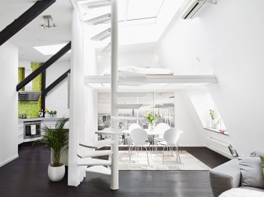 Otwarta i przeszklona przestrzeń dwupoziomowego mieszkania  z zakręconymi schodami (22887)