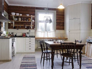 Drewniane bałki na ścianie, białe drewniane panele w zabudowie kuchennej,podłoga z bielonych desek,rustykalny stół z krzesłami (27638)