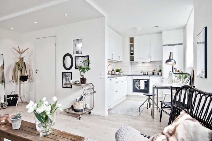 Otwarta przestrzeń małego mieszkania w stylu skandynawskim