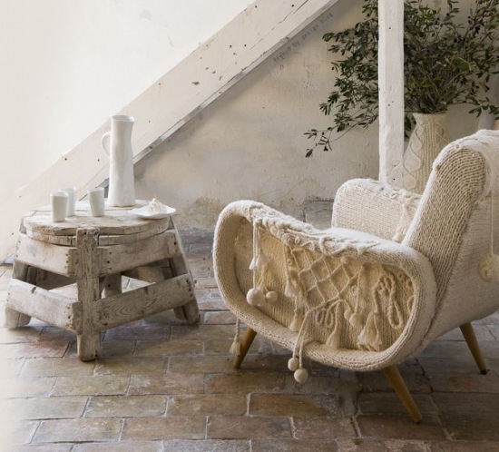 Dziergany fotel i drewniany stoliczek pomocniczy z drewnianej palety i wieka z beczki