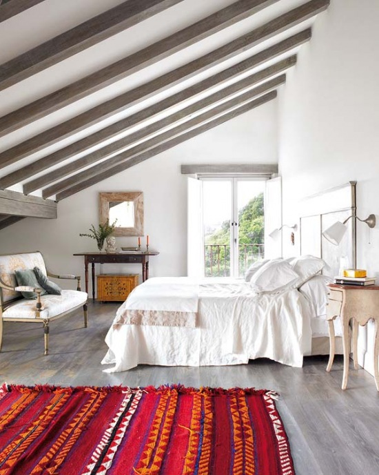 Francuskie meble i etniczny dywan w sypialni