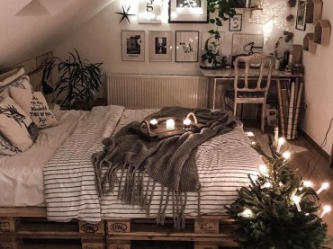 Świąteczna aranżacja sypialni jest bardzo przytulna. Duży wpływ na cały charakter pokoju nocnego mają dekoracje świetlne. Podświetlane ozdoby w kształcie gwiazd na ścianie kreują romantyczny klimat....