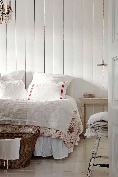 Dekoracja łóżka w białej, zimowej sypialni