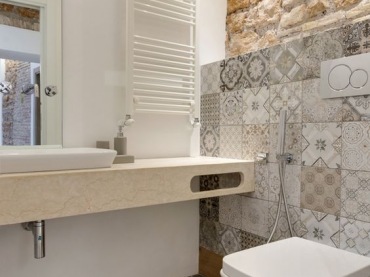 Ta łazienka, mimo jasnej kolorystyki, robi wrażenie ciepłej i przytulnej. Zapewne jest tak dlatego, że zarówno cegły,...