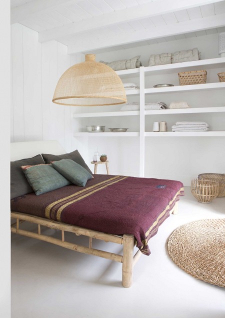 Wrzosowa pościel z lnu,szare poduszki na bambusowym łóżku,bambusowe lampy i kosze