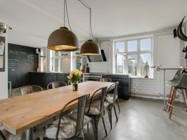 Czarna ściana w tablicowej farbie,biała cegiełka płytka glazurowana w kuchni na scianie,industrialne krzesła tolix i drewniany blat stołu na metalowych nogach (26627)