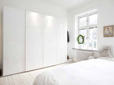 Biała garderoba na całą ścianę w sypialni (48849)