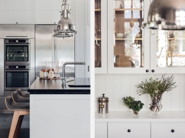 W kuchni urządzonej w klasycznym stylu znajdują się nowoczesne elementy wyposażenia. Ich forma oraz srebrny kolor dobrze wpisują się w wystój wnętrza. Białe szafki rozjaśniają przestrzeń, a zielone zioła czy rośliny wprowadzają dodatkową...