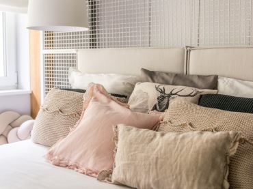 W wystroju sypialni dominują kolory pastelowe oraz neutralna biel. To subtelne połączenie, które dodaje wnętrzu romantycznego wyrazu. Jednocześnie bogata aranżacja z poduszek na łóżku sprawia, że całość jest bardzo...