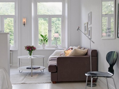 Bialy salon z szarą sofą i dywanem (20062)