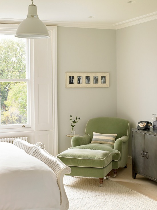 Pistacjowy fotel we  francuskim stylu w sypialni