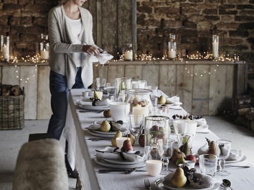Świąteczny stół w rustykalnej kuchni z bielonym drewnem (47796)