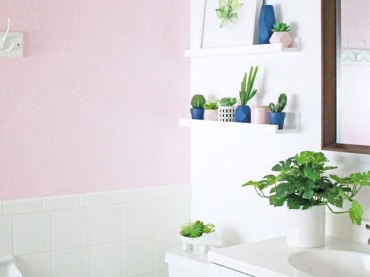 Łazienka jest mała, ale ma bardzo przytulny klimat. Pastelowa paleta barw nadaje wnętrzu łagodny charakter, a różowy kolor na ścianie prezentuje się dość...