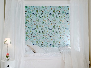 Turkusowo-błękitna tapeta we wzory w białej sypialni (20080)