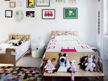 Drewniane łóżka i ławki, kolorowe dywany i kolorowe dekoracje w stylu boho w dziecięcym pokoju (26400)