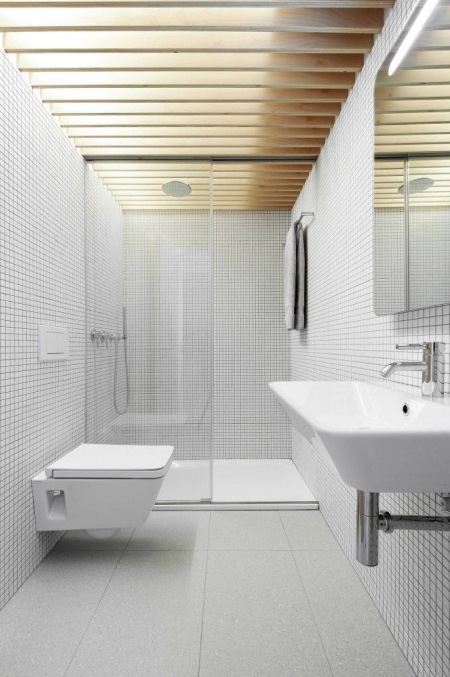 Biała nowoczesna łazienka  z dużą kabiną z prysznicem i belkami na suficie