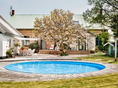 Przepiękny dom z kwitnącą magnolią, okrągłym basenem i uroczym tarasem z drewna i kamienia (24635)