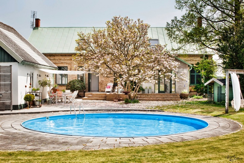 Przepiękny dom z kwitnącą magnolią, okrągłym basenem i uroczym tarasem z drewna i kamienia