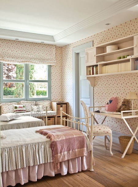 Kremowo-różowa sypialnia w angielskim stylu