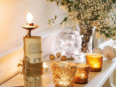 Prowansalskie świece świateczne,miodowe szklane lampioniki ba stylowej białej konsoli z drewna (27356)