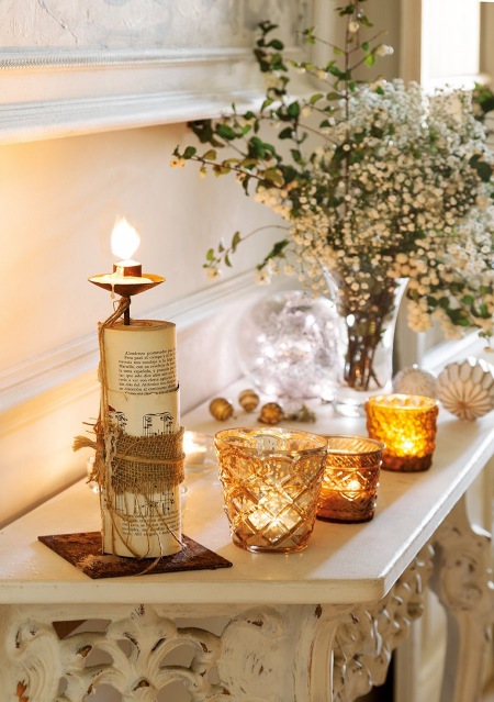 Prowansalskie świece świateczne,miodowe szklane lampioniki ba stylowej białej konsoli z drewna