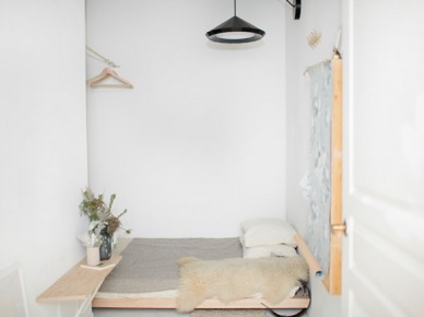 Minimalistyczne łóżko z drewna w małej sypialni (20887)