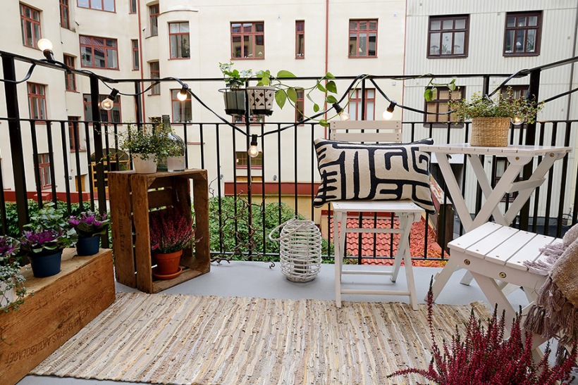 Biało-brązowa aranżacja balkonu w mieszanym stylu