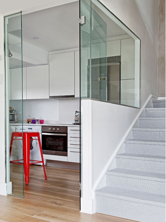 Szklane ściany przy schodach w małych wnętrzach dwupoziomowych mieszkań