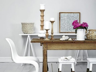 Idealna harmonia. Pomalowane taborety doskonale wpisują się w aranżację - białe siedzisko nawiązuje do krzesła,...