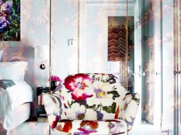Piękną i świeżą sypialnię urządzoną w jasnym kolorze ożywiają znacząco kolorowe dodatki. Fotel z kwiatowym obiciem i...