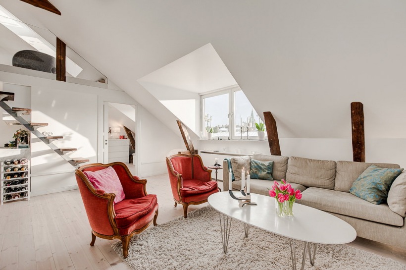 Francuskie czerwone fotele w nowoczesnej aranżacji skandynawskiego salonu